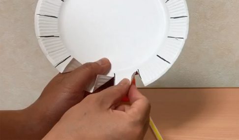 紙皿を折り曲げる